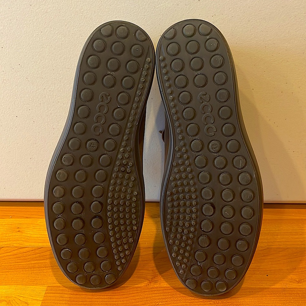 Ecco size 9 super comfortable sneakers. Brown in color. - Picture 3 of 4